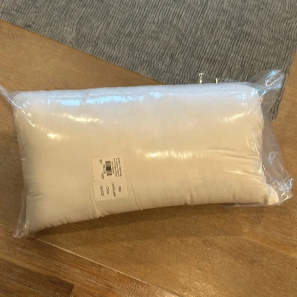 Pottery Barn kids synthetic decorative pillow insert 12“ x 16“ poly fill NWT - Picture 2 of 5